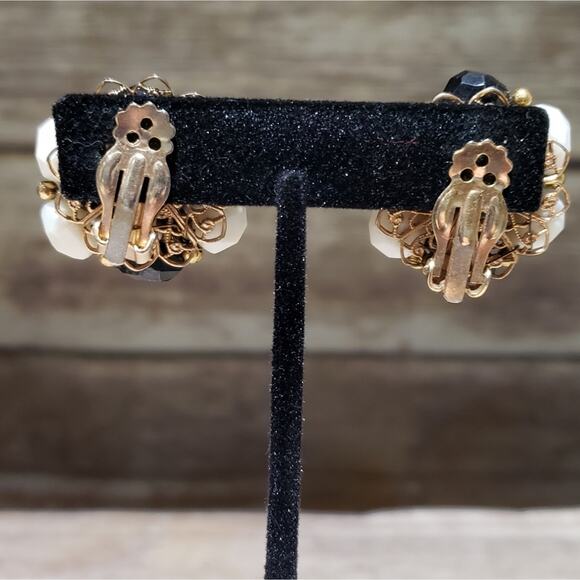 Vintage MCM Black White Cluster Earrings Bead Button Clip On Pop Art - Picture 2 of 3